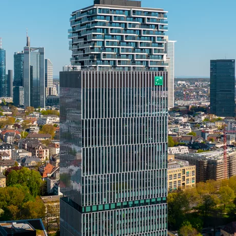 BNP Paribas Hochhaus in Frankfurt, Luftaufnahme der Glasfassade mit vertikalen Lamellen vor der Skyline