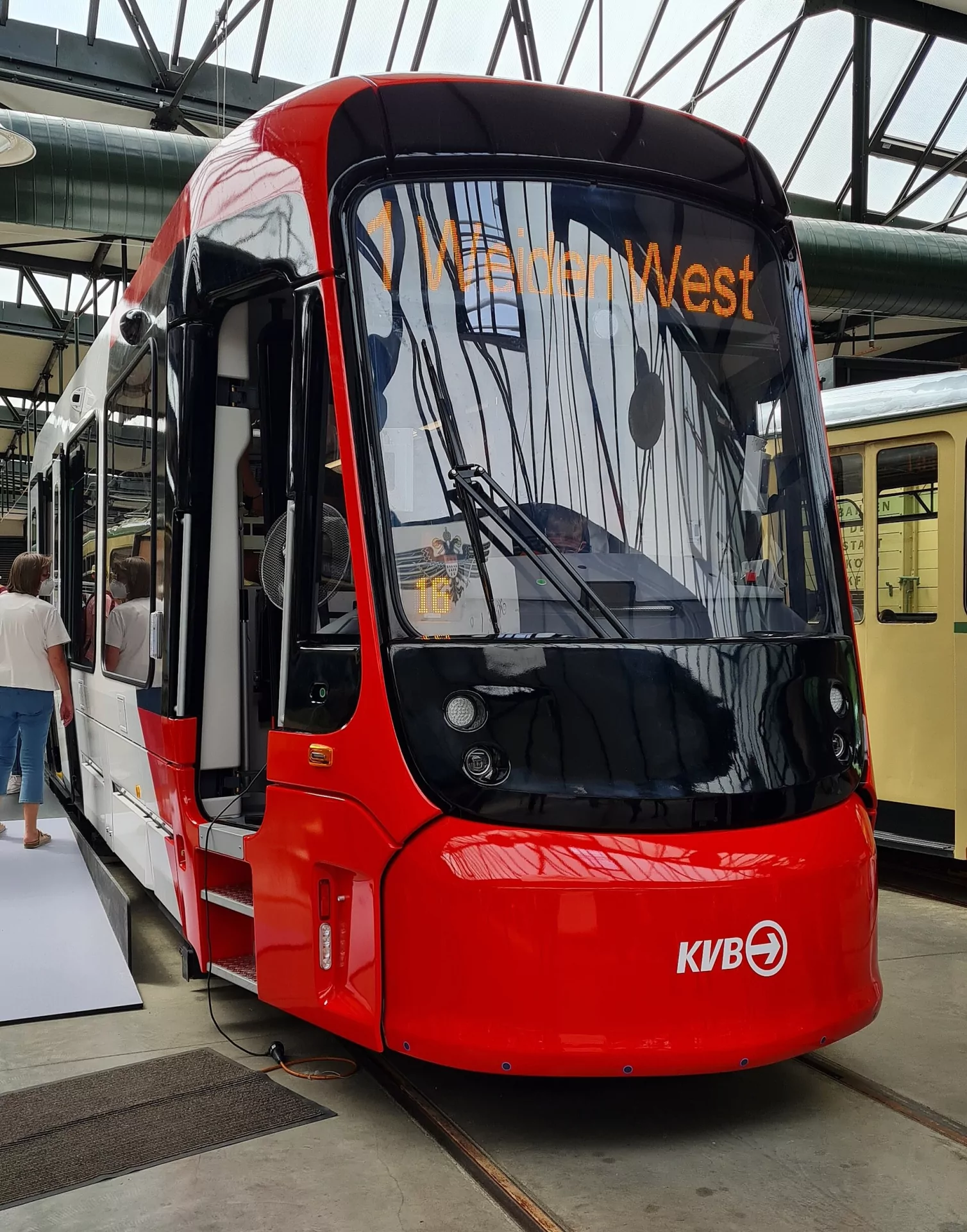 Rote KVB-Stadtbahn mit Zielanzeige Linie 1 Weiden West in einer Wagenhalle