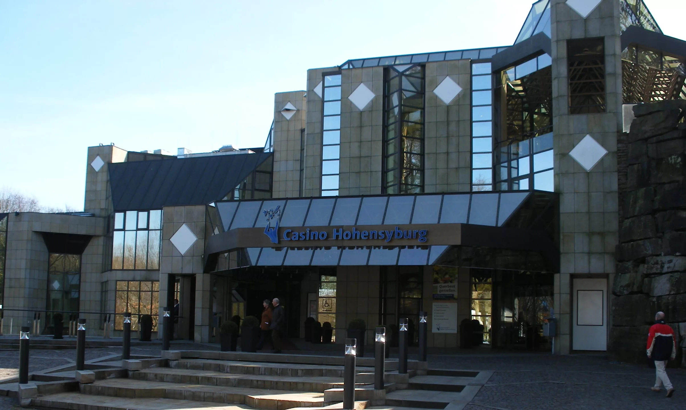 Eingang der Spielbank Hohensyburg mit verglastem Vorbau, Vordach und Schriftzug Casino Hohensyburg