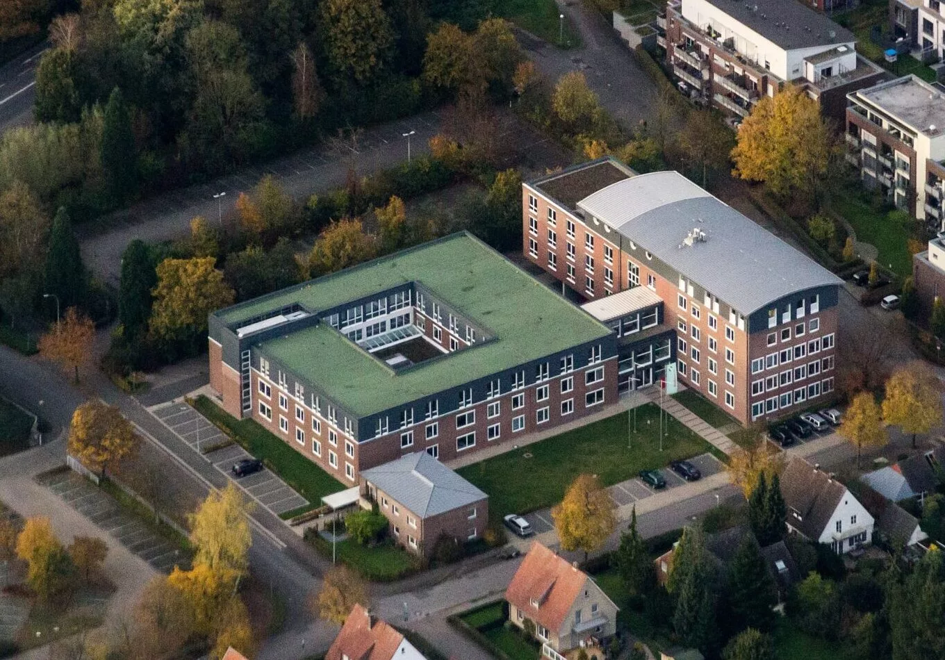 Verwaltungsgebäude von Straßen.NRW aus der Luft: U-förmiger Backsteinbau mit begrüntem Flachdach und Innenhof.